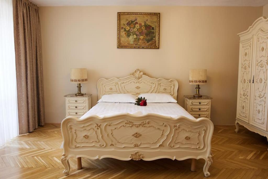 Royal Apartment *